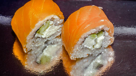 日本寿司日本传统食品。辊的三文鱼philadelfia