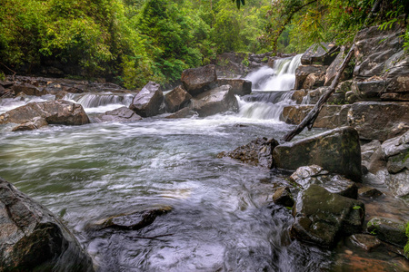 瀑布水自然河溪森林景观梯级绿岩瀑布流溪石瀑公园山