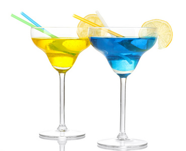 黄色和蓝色鸡尾酒在眼镜上白色隔离