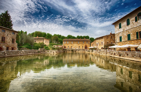 老热浴在中世纪村庄 Bagno Vignoni, 托斯卡纳, 意大利或温泉水池在古色古香的意大利镇或意大利, 托斯卡纳, 欧洲