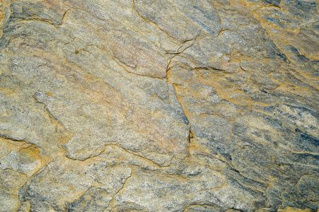 质地粗糙古老的古褐色的各种不均匀的石头, 浮雕鹅卵石与 shvali 躺在墙上的 bristchatku。的背景