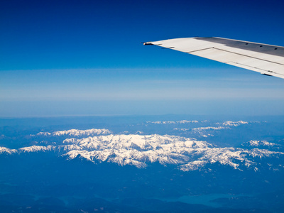 从飞机的雪山景观的视图