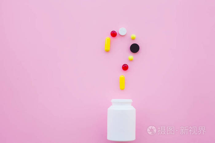 医学概念彩色药丸和胶囊在粉红色的背景药剂主题胶囊丸与药物抗生素