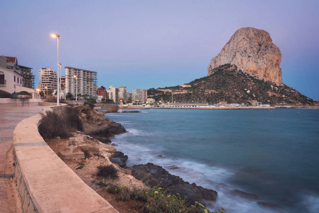 Penon de Ifach 在黄昏在 Calpe, 瓦伦西亚, 西班牙