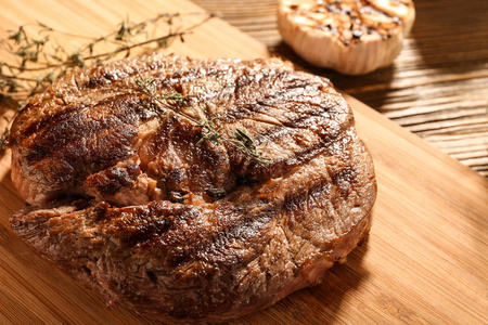 木木板上的美味烤肉