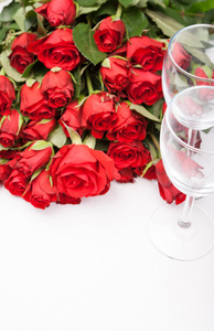红玫瑰与酒玻璃背景