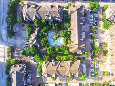 典型的多层次公寓建筑群, 有游泳池, 四周是绿色花园, 在美国德克萨斯州休斯敦的停车场有排车厢。居住休闲概念