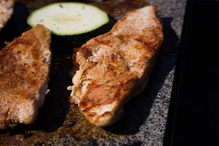 在白色的什锦甜甜圈