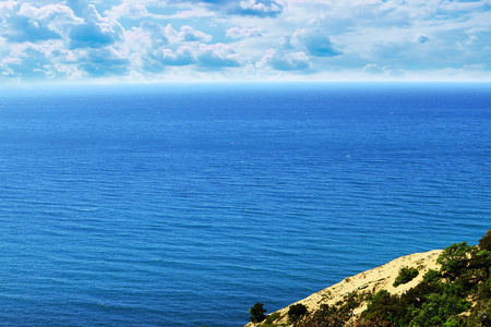 海岸海景绿色山坡上的蓝色多云的天空背景