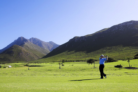 在高尔夫户外玩的自然景观一个高尔夫球手