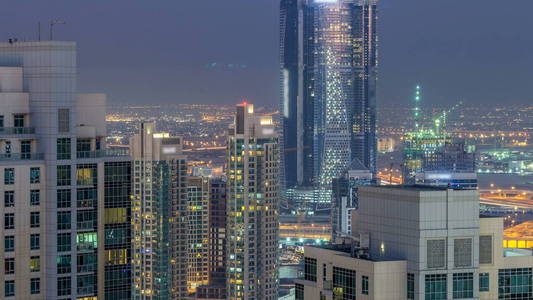 迪拜市中心日夜过渡 timelapse, 照亮了奢华的现代建筑, 阿拉伯联合酋长国未来的城市风貌。日落后摩天大楼鸟瞰图