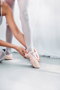 女性在尖角鞋中与小芭蕾舞女演员一起锻炼的镜头
