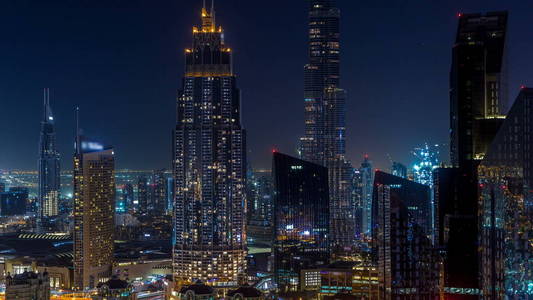 迪拜市中心天际线夜 timelapse 与最高的大厦和酋长扎耶德路交通, 阿联酋。从摩天大楼屋顶鸟瞰的现代塔楼