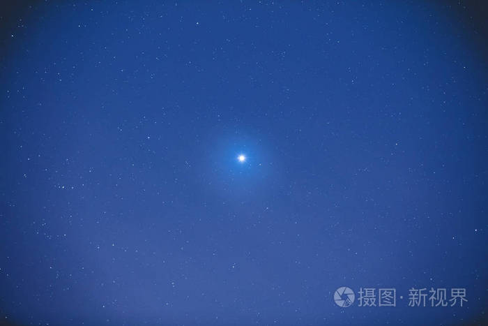 明亮的星星在夜空中闪耀 空间概念照片-正版商用图片05ygqb-摄图新