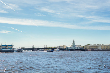 俄罗斯圣彼得堡的无上河路堤在晴朗的夏日里