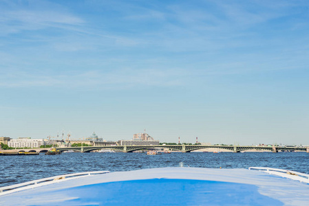 在晴朗的夏日里, 在俄罗斯圣彼得堡, 著名的乘船游览与桥观