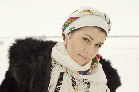 传统乌克兰布在雪上的女人