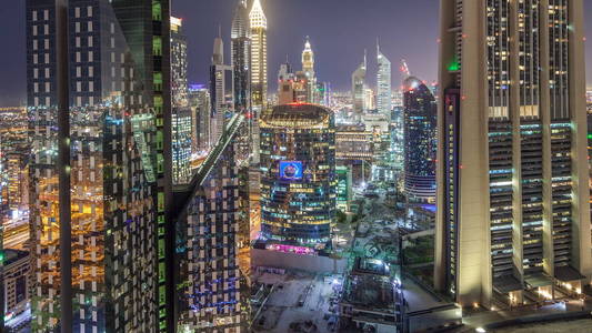 在阿联酋迪拜的扎耶德路和 Difc 夜 timelapse 大厦的天际线景观。在金融中心的照明摩天大楼从上面鸟瞰