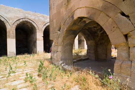 多个拱门和丝绸之路土耳其上 caravansary 中的列