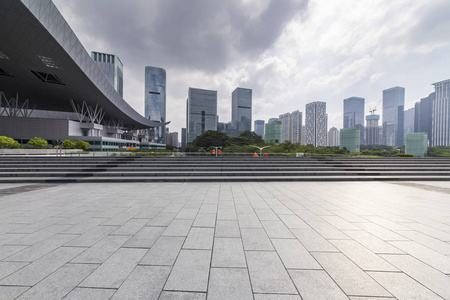 全景天际线和现代商务办公楼用空的路, 空的混凝土方形的地板