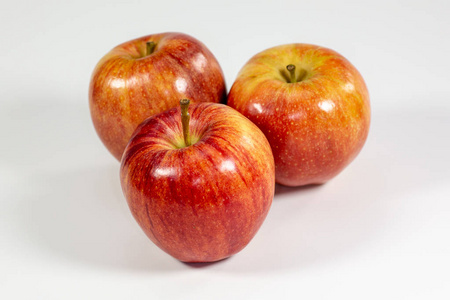 红苹果等着吃在餐桌上