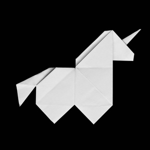 手工白色新潮几何多边形纸折纸独角兽在黑色背景隔离