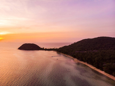 美丽的热带海滩和海岛海的鸟瞰在日落时间为旅行和假期