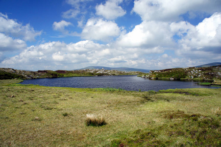 港湾 Firrib 小冰川湖在威克洛山. 爱尔兰