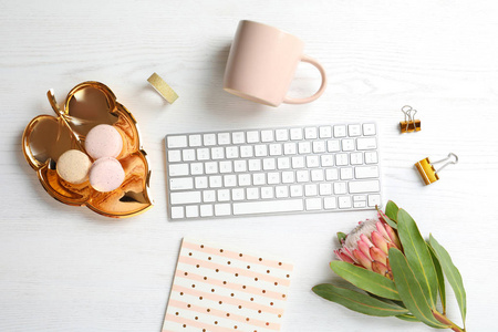 创意扁平的布局与热带花卉, 杏仁和电脑键盘上的木质背景