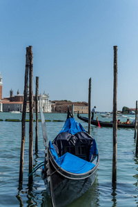 在意大利威尼斯晴朗的天空中, 传统的小船在运河上的美丽景色