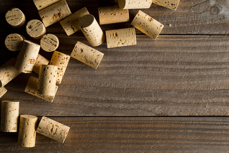 不使用的堆, 新的, 褐色的天然酒软木塞在木板背景, 平放置顶部视图与拷贝空间