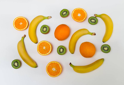 在柔和的背景下, 用橘子猕猴桃和香蕉制成的食物图案