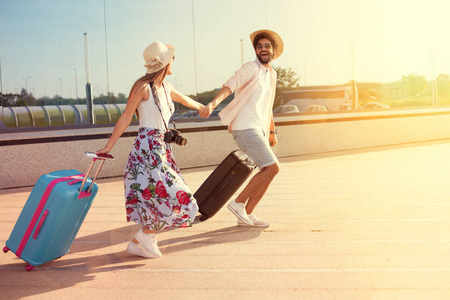 快乐的年轻夫妇降落在机场, 到达目的地的假期