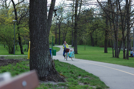 一个女孩在公园里骑自行车。