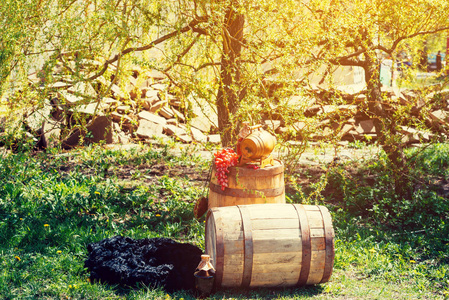 旧木制酒桶, 上面装着酒和葡萄。户外婚礼装饰品
