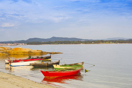 停泊在 Arousa 岛 Riason 海滩上的渔船