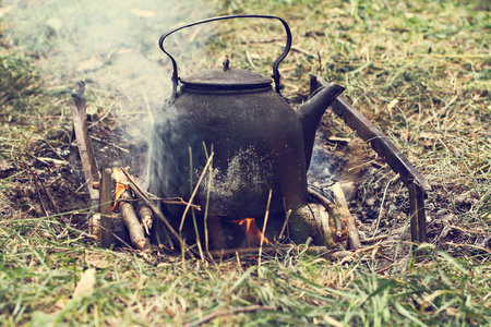 战役篝火水壶在木桩上加热。茶的性质。茶在竞选