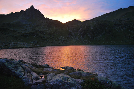 山下湖在夕阳下