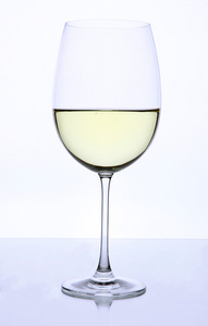 白葡萄酒杯上白色隔离