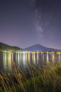 富士山和银河在湖河口湖在春暖花开的季节