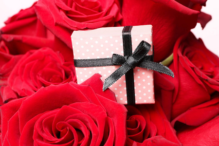 美丽的玫瑰和礼品盒, 特写