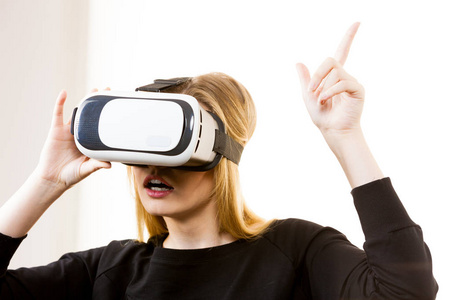 女人戴着虚拟现实护目镜耳机, vr 盒。连接技术新世代和进步概念