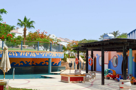一个欢快的儿童游乐场, 带滑梯的沙子水坑在异国风情的热带温暖乡村度假胜地玩游戏和设计