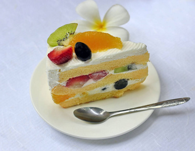白色背景蛋糕水果蛋糕