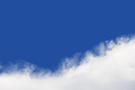 带有文本空间的蓝色背景上的云