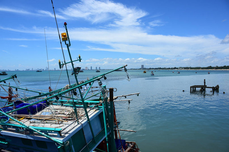 海观和小船在钓鱼码头和小船泰国生活在曼谷, Chonburiview 在 bangsare 港口与小船的钓鱼码头