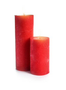 白色背景上的两根装饰红蜡蜡烛