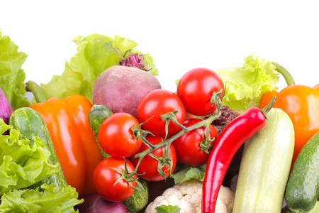 许多不同的蔬菜, 包括甜菜, 卷心菜, 西葫芦, 胡萝卜, 西红柿, 辣椒和黄瓜的白色背景。孤立。顶部视图