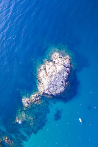 滨海海岸的岩石鸟瞰图, 加泰罗尼亚, Sp
