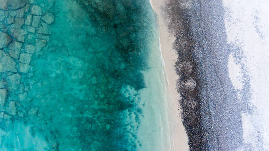 水晶清澈水域的沙子岩石和海洋图案